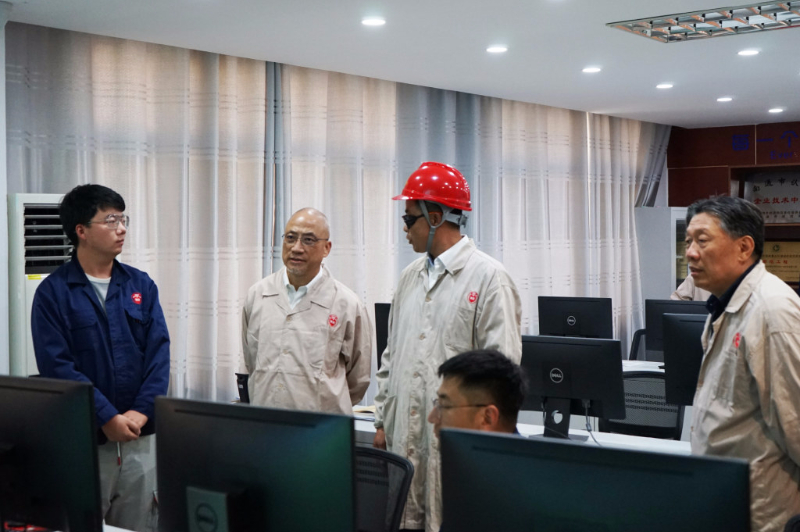 上海醫(yī)藥執(zhí)行董事、總裁左敏一行調(diào)研南通常佑藥業(yè)